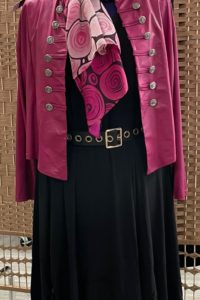 Kombiangebot Magna Beere Größe 48/50 Kleid schwarz mit Gürtel, Militaryjacke, Schal kostenlos