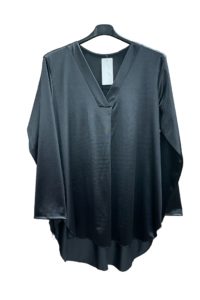 Glanzviscose Bluse mit V-Ausschnitt schwarz AA 63 cm Länge vorne 74 cm, hinten 88 cm