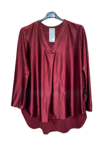 Glanzviscose Bluse mit V-Ausschnitt beeren AA 63 cm Länge vorne 74 cm, hinten 88 cm