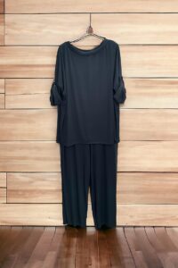 Hosenanzug in schwarz Oberteil: AA 72 cm Länge 70 cm, Hose: Bund ungedehnt 35 cm, gedehnt 55 cm Länge 108 cm