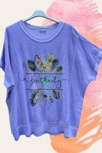 Tunika mit Federmotiv in lila AA 73 cm, Länge 77 cm