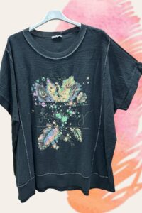 Tunika mit Federmotiv in schwarz AA 73 cm, Länge 77 cm