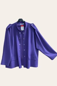 Magna Jacke mit Zierknöpfen in lila 40-58