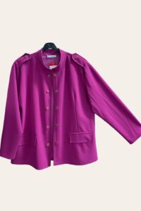 Magna Jacke mit Zierknöpfen in beere 40-58