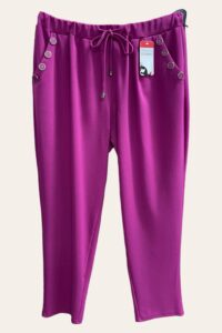 Magna Jogpant mit Knöpfen an den Taschen in beere 40-58