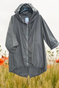 Windjacke mit Kapuze, Ballon in taupe AA 67 cm, Länge vorne 82 cm, Länge hinten 100 cm,  Größe ca. 42-46